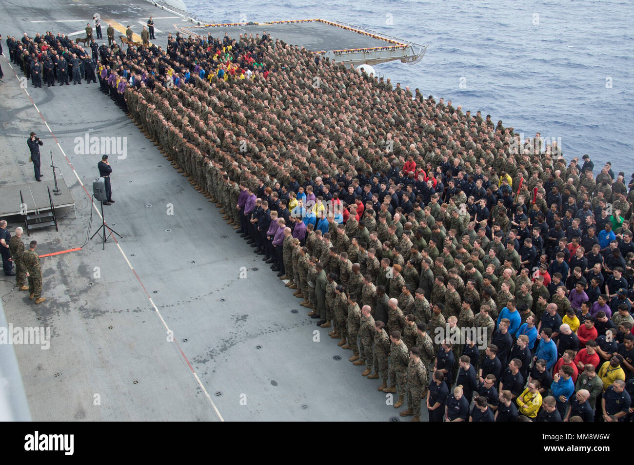 170915-N-DC 385-027 philippinischen Meer (bis 30. 15, 2017) Kapitän Larry McCullen, kommandierender Offizier der Amphibisches Schiff USS BONHOMME RICHARD (LHD 6), Adressen, Matrosen und Marines während einer "blau-grüne" alle Hände Anruf auf dem Schiff Flight Deck. Die 31. MEU schließt ihren Abschied Einsatz an Bord Bonhomme Richard da das Schiff planmäßig über Aufgaben drehen sich mit dem Amphibisches Schiff USS Wasp (LHD 1) im Winter 2018. Bonhomme Richard, dem Flaggschiff der Bonhomme Richard Expeditionary Strike Group, ist die in der Indo-Asia-pazifischen Region Partnerschaften zu verbessern und eine bereit sein - RESPON Stockfoto