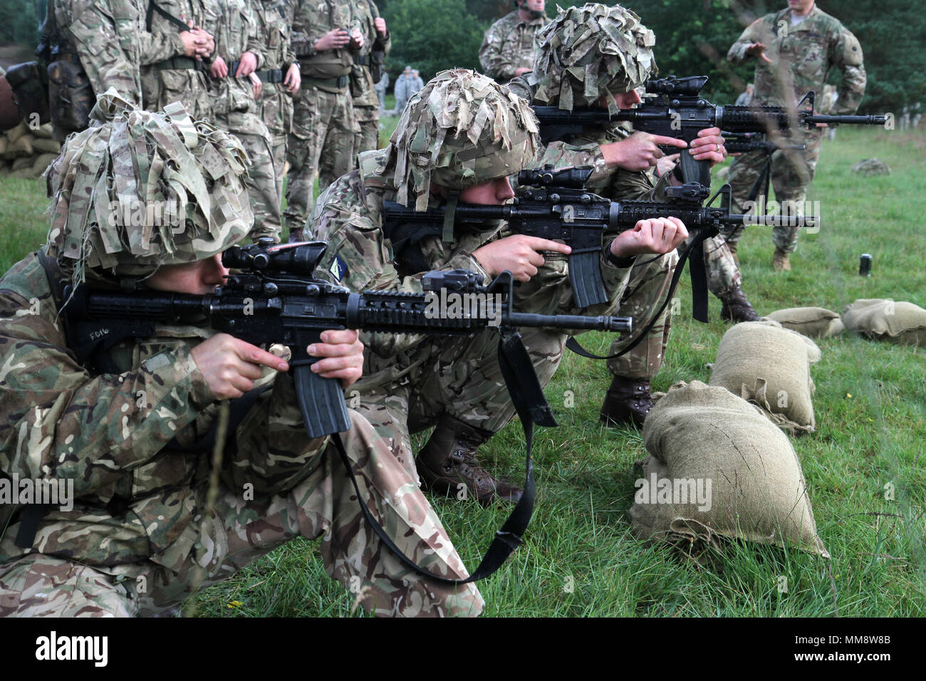 Soldaten mit Royal des Vereinigten Königreichs Wessex Yeomanry erlernen Sie die Grundlagen der M4 der US-Armee schießt auf die sennelager Training Center, Deutschland, die sich darauf vorbereiten, in der US-Armee Alternative Qualifikation Kurs als Teil der Übung Spartan Star, 12. September 2017 zu beteiligen. Fast jeder Yeomanry Soldat auf den Bereich qualifiziert. (Michigan National Guard Foto: Staff Sgt. Brandon Ames) Stockfoto