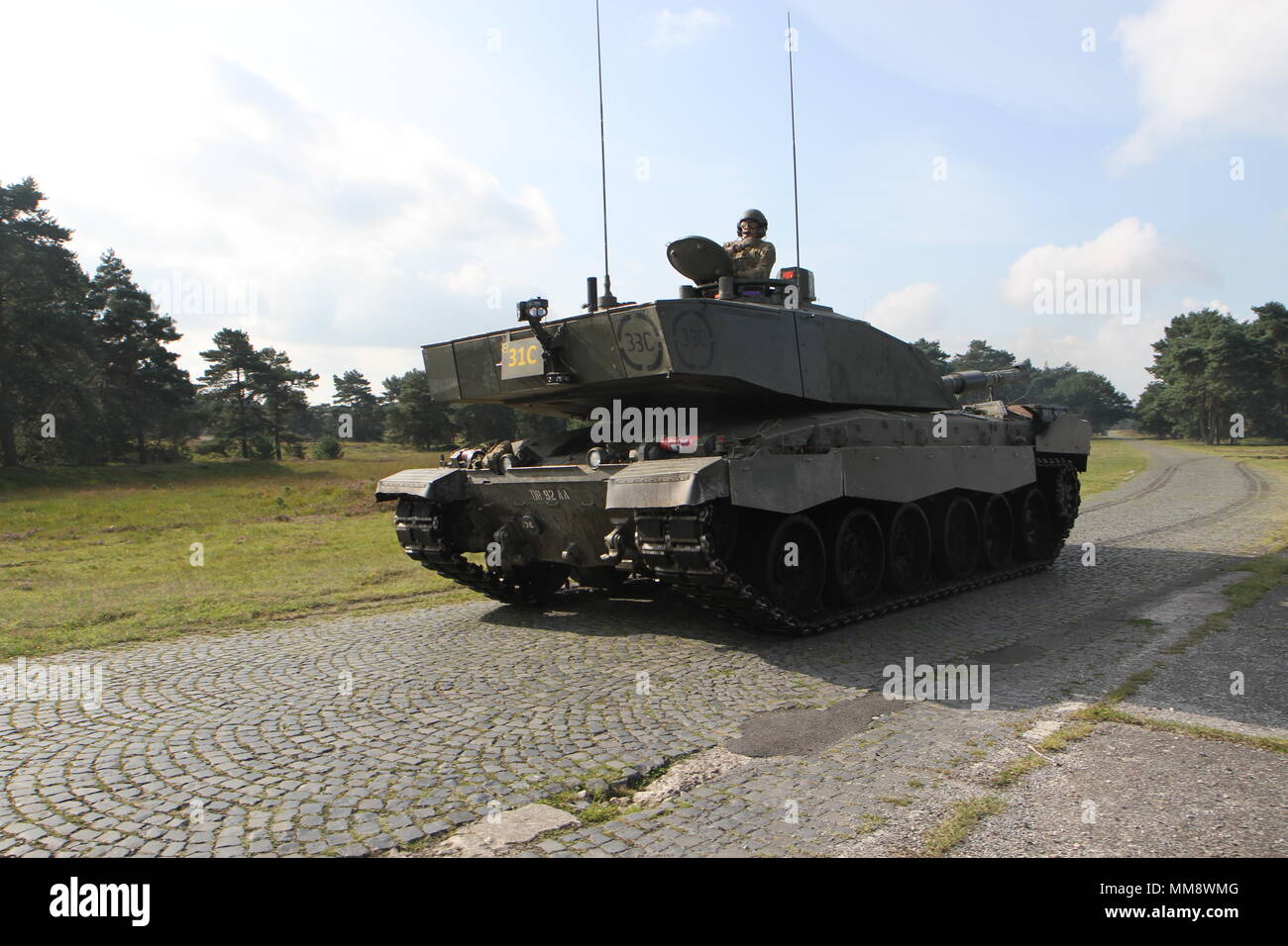 Challenger 2 ist ein britischer Kampfpanzer, der von Vickers Defence Systems hergestellt und von einem Perkins CV12-Dieselmotor angetrieben wird. Das Archivbild dokumentiert Tanks der Royal Wessex Yeomanry, die am 16. September 2017 im Sennelager Training Area (Deutschland) eine nicht-Schießübung durchführten. Stockfoto