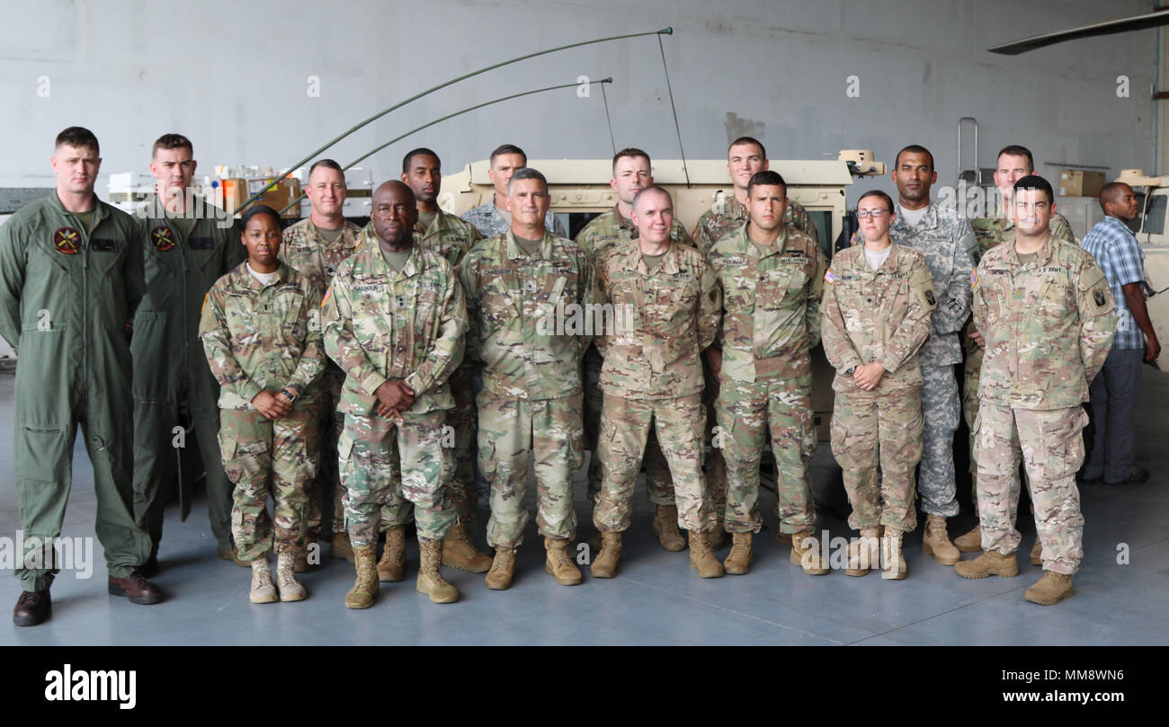 Brig. Gen. Gordon Ellis zusammen mit Senior Leadership von der Florida National Guard und viele der Ersthelfer und andere Dienste, die an die Soforthilfe von #HurricaneIrma reagierte, den Besuch von Präsident der Vereinigten Staaten von Amerika Donald Trump, der Vizepräsident der Vereinigten Staaten Mike Pence, Gouverneur Rick Scott, Senator Marco Rubio, First Lady der Vereinigten Staaten Melania Trump, und viele andere namhafte Besucher aus den verschiedenen Agenturen, die an den Hilfsmaßnahmen reagiert haben. Vice President Pence kam an seine Dankbarkeit und vielen Dank an alle die Hoosier Soldaten nach Brig. G Stockfoto