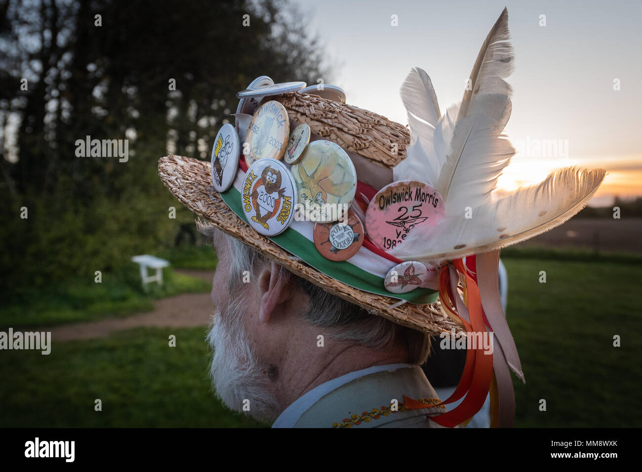 Rollright Stones, Nr Long Compton, Oxfordshire/Warwickshire, Großbritannien. 1. Mai 2018. Mitglieder der Owlswick Morris Seite Zuschauer bei Sonnenaufgang unterhalten Stockfoto