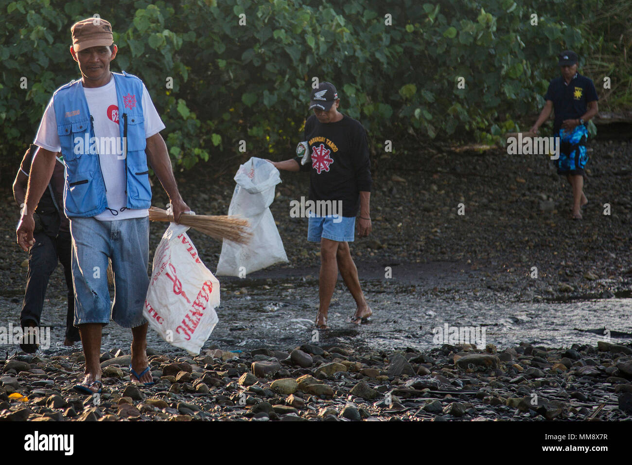 Ein philippinisches Barangay captain beteiligt sich an der 2017 Internationalen Coastal Cleanup zur Unterstützung der KAMANDAG in Casiguran, Aurora, Philippinen, Sept. 16, 2017. Kombiniert die humanitäre und politische Hilfe Aktivitäten ermöglichen amerikanischen und philippinischen Service Mitglieder einander kennen zu lernen und die lokalen Gemeinschaften zu unterstützen. (U.S. Marine Corps Foto von Lance Cpl. Tiana Boyd) Stockfoto