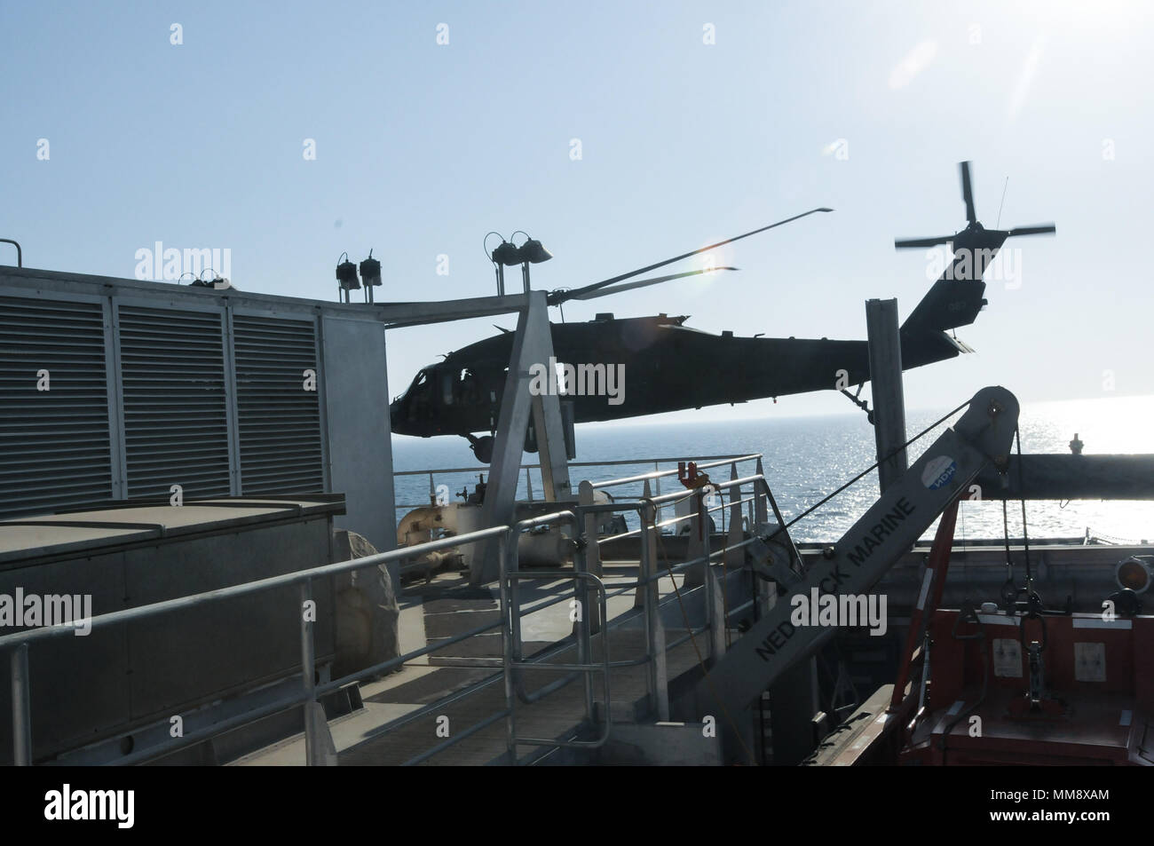 ARABIAN GULF - Soldaten zu Unternehmen C zugeordnet, 2. Allgemeine Unterstützung Aviation Battalion, 149 Aviation Regiment und Firma B, 1 Assault Helicopter Bataillon, 147 Aviation Regiment, die beide zu den 29 Combat Aviation Brigade, Durchführung deck Landung Qualifikationen mit HH-60 M schwarzen Falken auf die usns Choctaw County im Arabischen Golf, Sept. 5, 2017 zugeordnet. DLQ der Interoperabilität der Kabine mit der US-Marine und handelsseemänner erweitern zur Unterstützung der Operation Spartan Schild. (U.S. Armee Foto: Staff Sgt. Isolda Reyes) Stockfoto