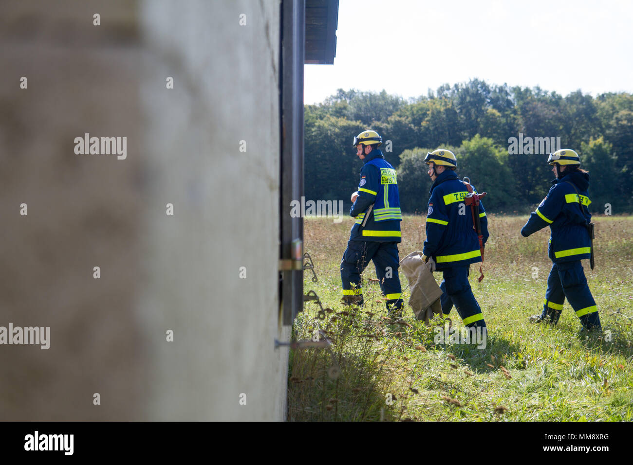 Mitglieder der Bundesanstalt Technisches Hilfswerk in Frankenthal, Deutschland, eine zivile Organisation, bewerten die Gebäude während eines Such- und Rettungsaktion während der Übung Cobra Strike 17 von Charlie Company, 457th zivilen Angelegenheiten Bataillon, Wackernheim, Deutschland, Sept. 16, 2017. Diese lokale multi-partnered Übung tests Bewertung Fähigkeiten zivile Angelegenheiten Lote' in einer fiktiven nach der Erdbebenkatastrophe Szenario und Abstimmung mit den örtlichen Rettungsdienst (U.S. Armee finden Foto vom Kapitän Jeku Arce, 221St Public Affairs Distanz). Stockfoto