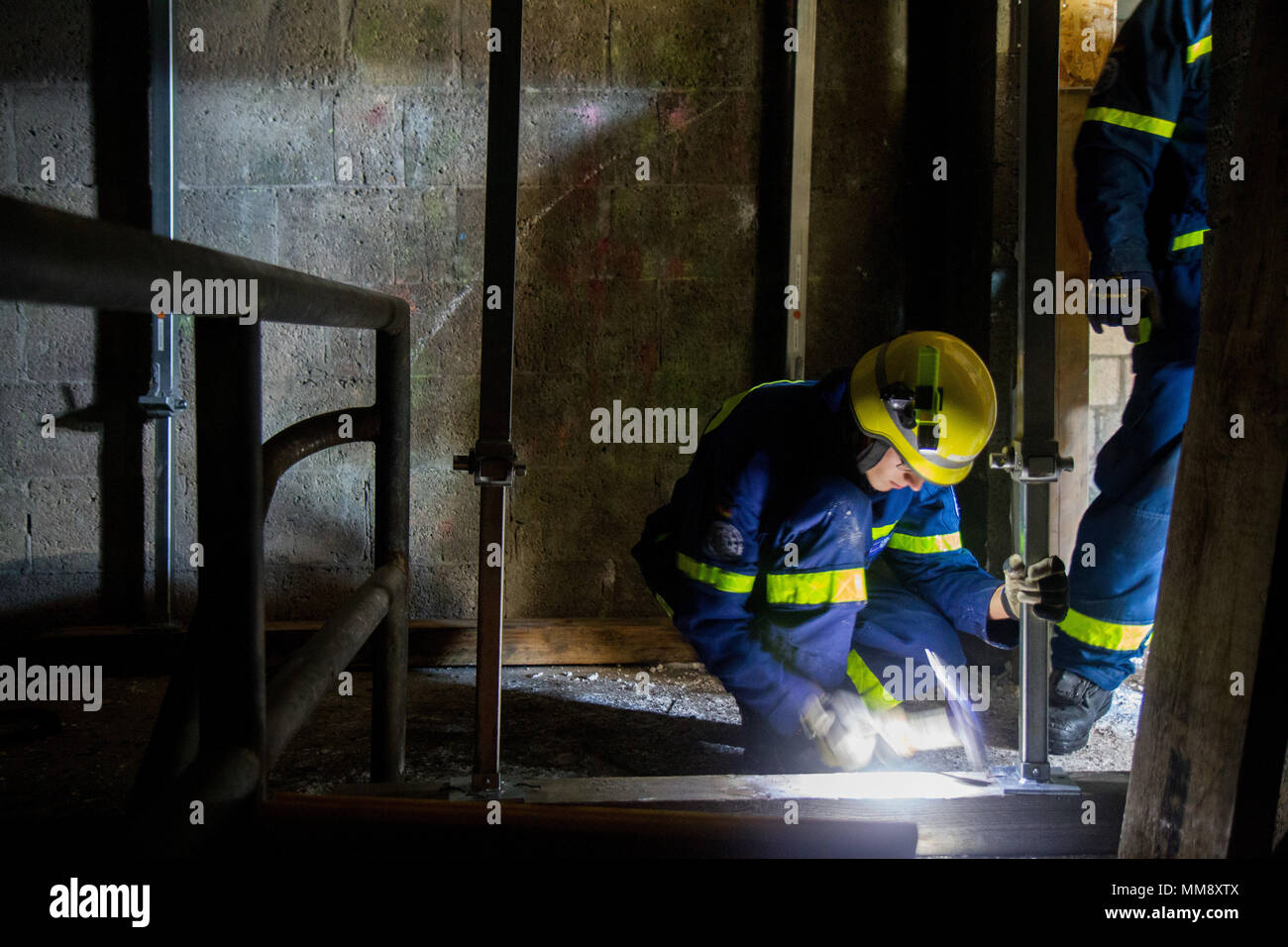 Mitglieder der Bundesanstalt Technisches Hilfswerk in Frankenthal, Deutschland, eine zivile Organisation, Durchführung von Such- und Rettungsaktionen mit Koordinierung mit einem zivilen Angelegenheiten team von Charlie Company 457th zivilen Angelegenheiten Bataillon während der Übung Cobra Strike 17, Wackernheim, Deutschland, Sept. 16, 2017. Diese lokale multi-partnered Übung tests Bewertung Fähigkeiten zivile Angelegenheiten Lote' in einer fiktiven nach der Erdbebenkatastrophe Szenario und Abstimmung mit den örtlichen Rettungsdienst (U.S. Armee finden Foto vom Kapitän Jeku Arce, 221St Public Affairs Distanz). Stockfoto