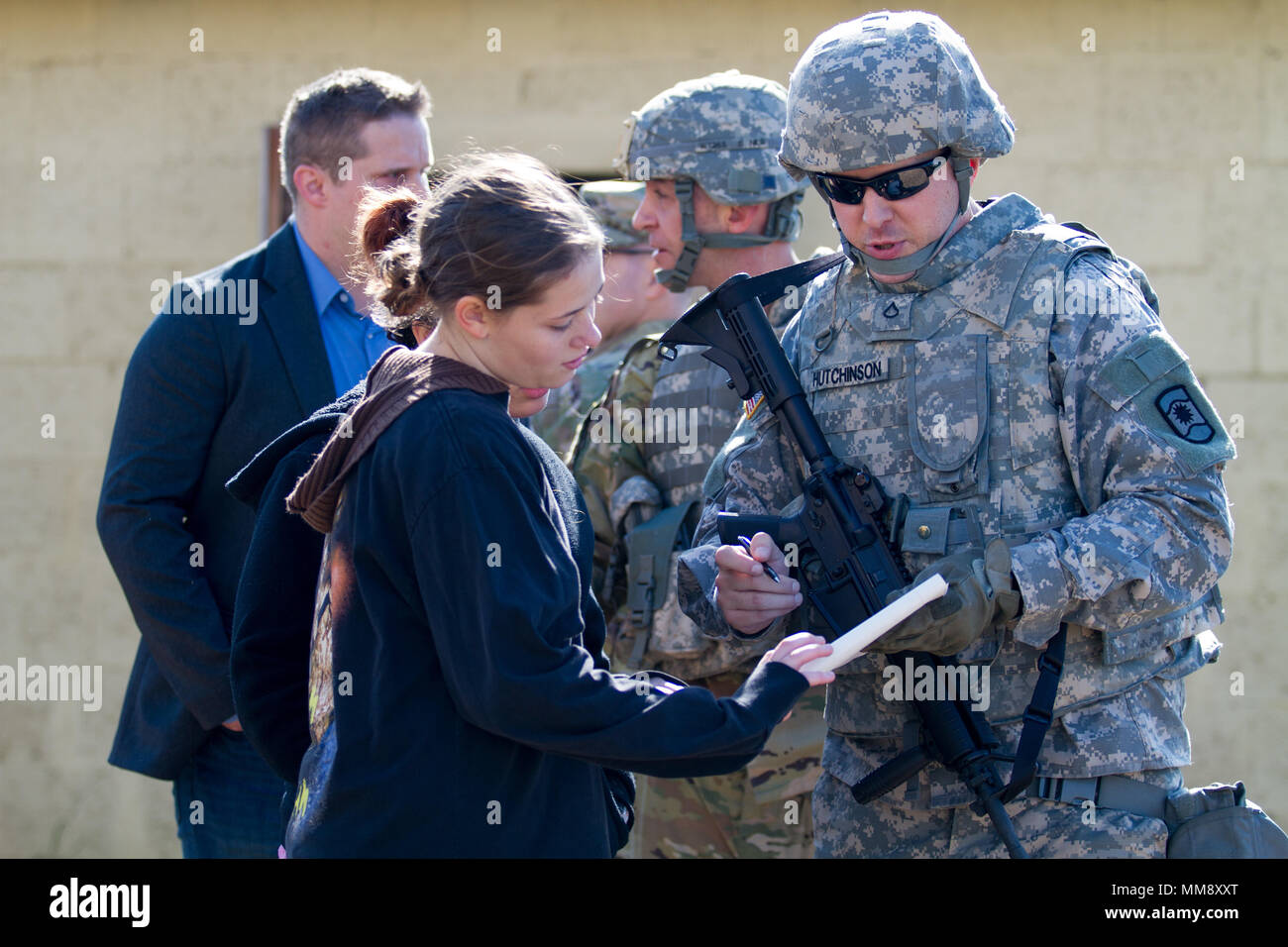 Pvt. 1. Klasse Jason Hutchinson, ein Soldat mit Charlie Company, 457th zivilen Angelegenheiten Bataillon, Gespräche zu einer Rolle - Spieler während der Übung Cobra Strike 17, Wackernheim, Deutschland, Sept. 16, 2017. Diese lokale multi-partnered Übung tests Bewertung Fähigkeiten zivile Angelegenheiten Lote' in einer fiktiven nach der Erdbebenkatastrophe Szenario und die Koordination mit den lokalen Rettungsdiensten, Wackernheim, Deutschland, Sept. 16, 2017 (U.S. Armee finden Foto vom Kapitän Jeku Arce, 221St Public Affairs Distanz). Stockfoto