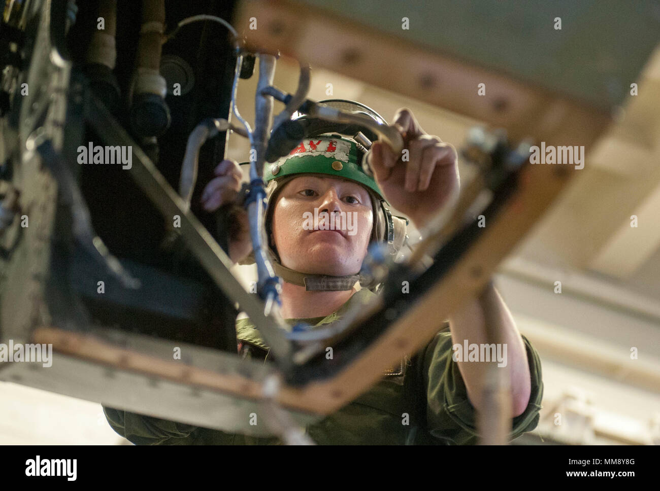 170917-N-ZS 023-219 5. US-Flotte BEREICH VON OPERATIONEN (Sept. 17, 2017) Marine Corps Cpl. Olivia Hall, ein Eingeborener von Allenspark, Colorado, zu dem 15 Marine Expeditionary Unit zugewiesen an Bord der Amphibisches Schiff USS America (LHA 6), installiert Verkabelung in einem MV-22 Osprey zugeordnet Marine Medium Tiltrotor Squadron (VMM) 161 (Verstärkt) im Hangar Bay. Amerika ist die Teilnahme an Alligator Dolch 2017, ein engagiertes, einseitige bekämpfen Probe geführt von Naval Amphibious Force, Task Force 51/5 th Marine Expeditionary Brigade, in denen kombinierte Navy und Marine Corps Einheiten der Amerika Amphibi Stockfoto