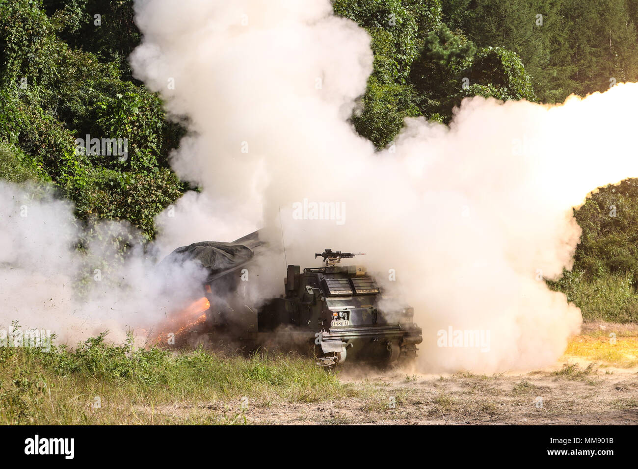 Ein M270 Multiple Launch Rocket System Brände während einer Live Fire Übung bei Rocket Tal, Südkorea, Sept. 15, 2017. Batterie, 6 Battalion, 37th Field Artillery Regiment, 210Th Field Artillery Brigade, 2 Infanterie Division/ROK-US kombinierte Division live Fire Training als Teil einer einwöchigen Schulung, Krieger Donner, dass Die Einheit, die auf Field Artillery Operationen und Abschnitt Qualifikation auf MLRS-Tabelle VI Schießwesen zu trainieren. (U.S. Armee Foto von Sgt. Michelle U. Blesam, 210Th FA BDE PAO) Stockfoto