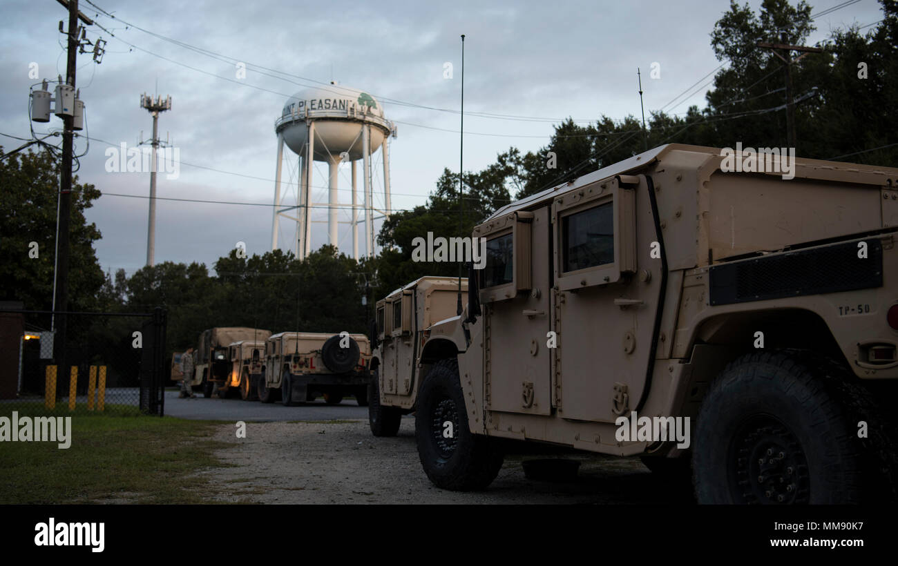 Soldaten aus der South Carolina Army National Guard 1-118 th Infanterie Bataillon für Hurrikan Irma Recovery in Florida, Sept. 12, 2017. Ihre primäre Aufgabe ist die Unterstützung des Bundes, der Länder und der Grafschaft Emergency Management Agenturen und lokalen Ersthelfer die Bürger von Florida zu unterstützen. Irma machten Landfall auf Cudjoe Key in den Florida Keys als Hurrikan der Kategorie 4 Sept. 10, 2017. (U.S. Army National Guard Foto: Staff Sgt. Erica Ritter, 108 Öffentliche Angelegenheiten Abteilung) Stockfoto