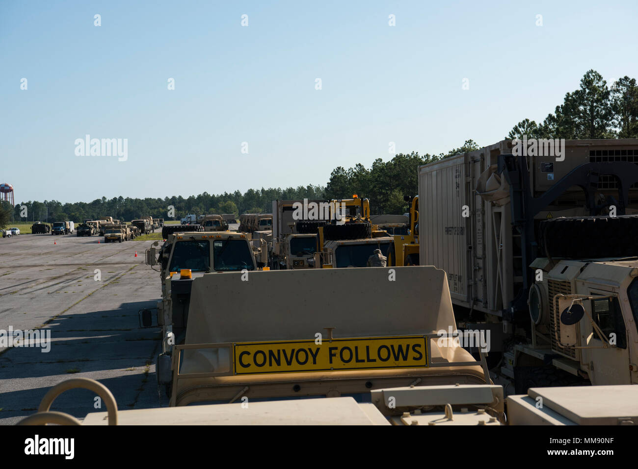 Soldaten aus der South Carolina Army National Guard 1-118 th Infanteriebataillon Bühne Fahrzeuge im Camp Blanding, FL Sept. 13, 2017 Ihre primäre Aufgabe ist die Unterstützung des Bundes, der Länder und der Grafschaft Emergency Management Agenturen und lokalen Ersthelfer die Bürger von Florida zu unterstützen. Irma machten Landfall auf Cudjoe Key in den Florida Keys als Hurrikan der Kategorie 4 Sept. 10, 2017. (U.S. Army National Guard Foto: Staff Sgt. Erica Ritter, 108 Öffentliche Angelegenheiten Abteilung) Stockfoto