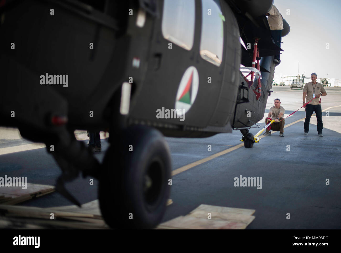 Die ersten Afghanischen Luftwaffe UH-60 Hubschrauber entladen ist ein US Air Force C-17 Globemaster III, Sept. 18, 2017, in Kandahar Air Field, Afghanistan. Die UH-60 Ankunft ist Teil der Rekapitalisierung Bemühungen der AAF. Der Plan umfasst sieben verschiedene Waffensysteme, 14 Programm Büros und mehr als 20 wichtige Verträge. Trainieren, beraten, unterstützen, Command-Air beaufsichtigt die Ausbildung von AAF-Piloten und Betreuer. (U.S. Air Force Foto: Staff Sgt. Trevor T. McBride) Stockfoto