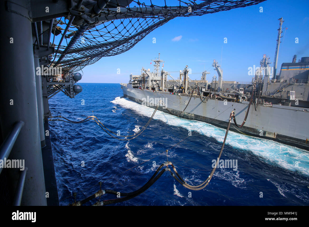 USNS (T AOE6), eine Flotte hilfs Kraft tanken Schiff, betankt USS Iwo Jima (LHD7) vor der Küste von Key West, FL., Sept. 17, 2017. Marinesoldaten und Matrosen mit dem 26 Marine Expeditionary Unit (MEU) an Bord der USS Iwo Jima gerade abgeschlossenen Verteidigung Unterstützung der zivilen Behörden (DSCA) im Gefolge des Hurrikans Irma. (U.S. Marine Corps Foto von Cpl. Jon Sosner) Stockfoto