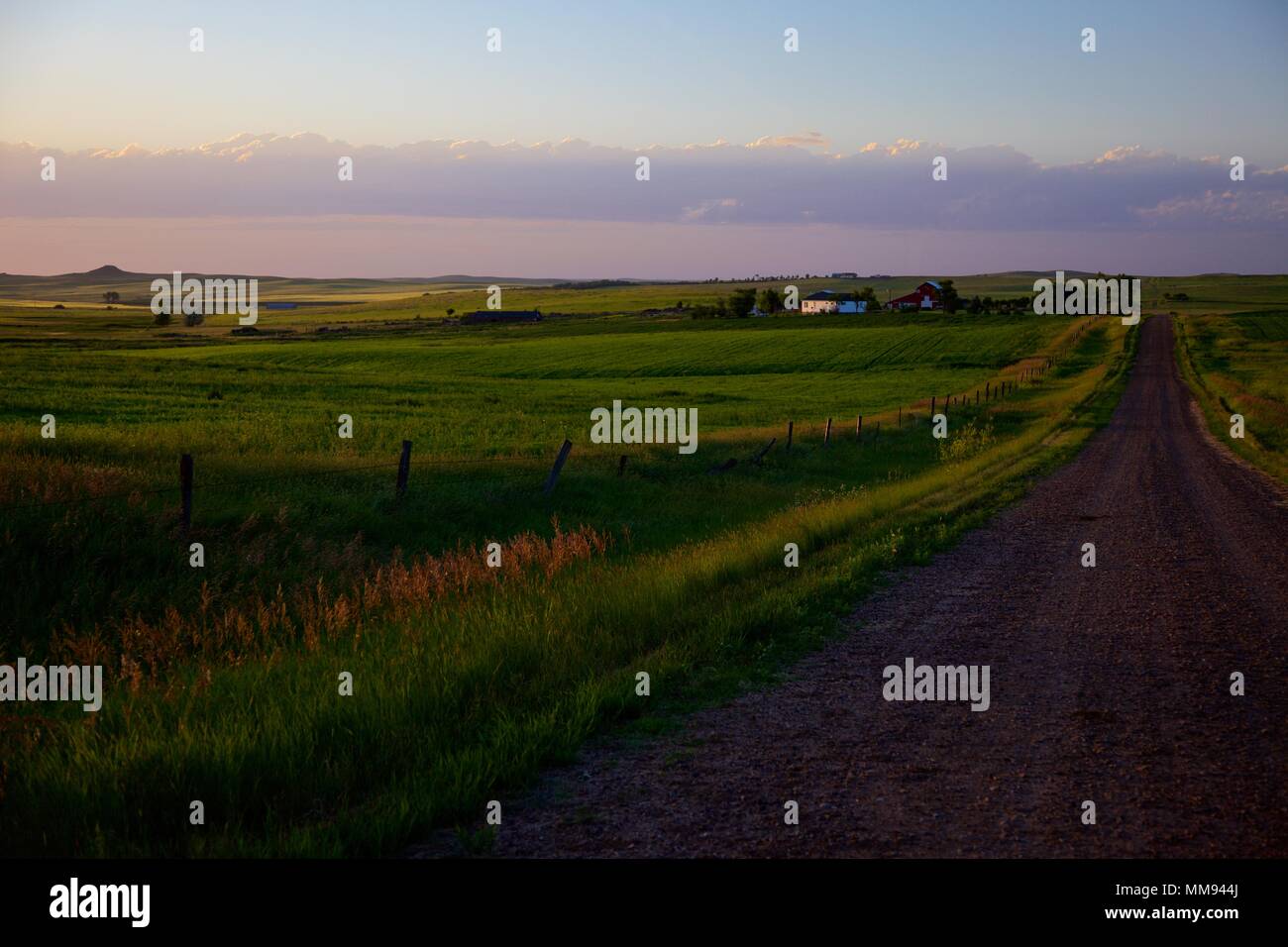 Ein North Dakota Farm bei Sonnenuntergang zeigt die einfache Schönheit der Great Plains in Amerika Stockfoto