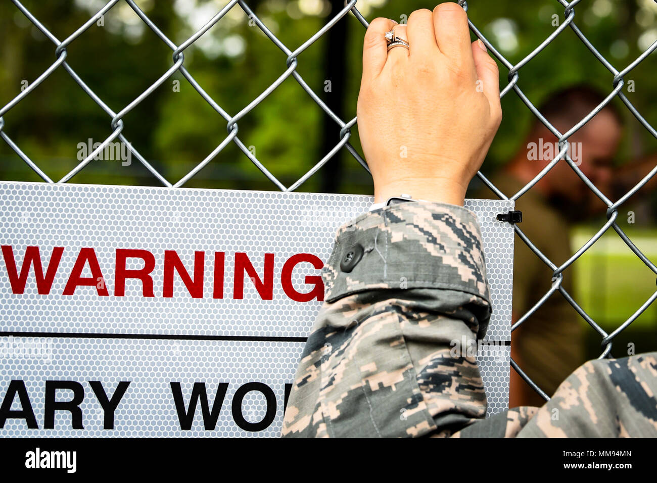 Eine Luftwaffe Health Care Provider steht außerhalb ein Tor bei einer militärischen Gebrauchshund Demonstration an den Provider Zusammenarbeit, Sept. 15, 2017, bei Moody Air Force Base, Ga. Die 23d Medical Group dieser gehalten und die jeweiligen Anbieter zu ermöglichen, eine Gelegenheit, von Angesicht zu Angesicht zu treffen, um besser die Flieger sie kümmert sich um Verstehen und Feedback, um beide Seiten zu verbessern. (U.S. Air Force Foto von Airman Eugene Oliver) Stockfoto