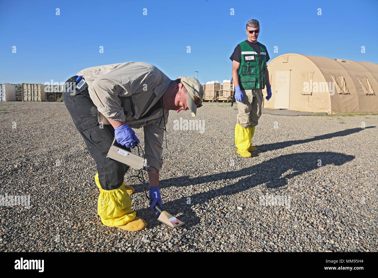 Darril Stafford mit Abteilung für Energie mit führt Kontrollen durch die Strahlung ein Ludlm Strahlung Detektor auf Onate Army National Guard Complex, New York, Sept. 18, 2017. Die Prominente Jagd Übung bringt in Bundes-, Landes- und lokalen Agenturen zu 20. Chemische, biologische, nukleare, Sprengstoffe (CBRNE) Befehl zu bestätigen als Teil des Nationalen Technischen nuklearen Forensik (NTNF) Sammlung Task Force (GCTF). (U.S. Armee Foto von Sgt. Nelson Rodriguez) Stockfoto