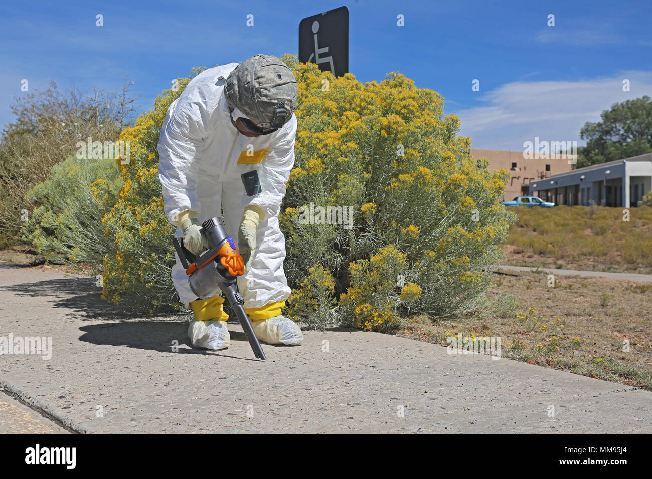 Us-Armee Sgt. Rosina Scott zum 20. Chemische, biologische, nukleare, Sprengstoffe (CBRNE) Befehl zugewiesen, sammeln Boden base Proben in der Nähe von simulierten Detonation in Santa Fe, New Mexico, Sept. 19, 2017. Die Prominente Jagd Übung bringt in Bundes-, Landes- und lokalen Agenturen zu validieren 20 CBRNE-Befehl als Teil des Nationalen Technischen nuklearen Forensik (NTNF) Sammlung Task Force (GCTF). (U.S. Armee Foto von Sgt. Nelson Rodriguez) Stockfoto