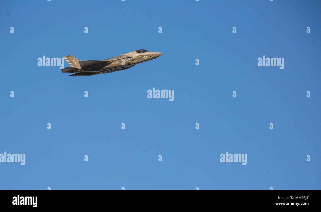 Us Marine Corps Piloten Marine Fighter Attack Squadron (Vmfa) 211 und Marine Attack Squadron (VMA) 214 Verhalten Flugvorführungen in der Marine Corps Air Station Yuma, Ariz., Sept. 19, 2017 zugeordnet. Die Piloten bereiten sich auf der Air Show in Marine Corps Air Station Miramar, Calif (U.S. Marine Corps Fotos von Lance Cpl. Sabrina Candiaflores) Stockfoto