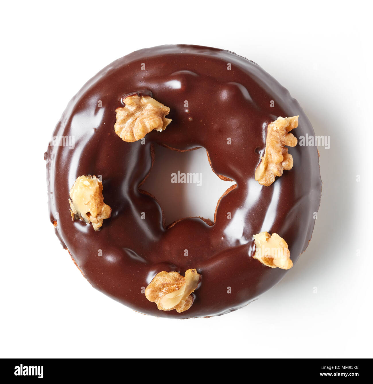 Schokolade Donut mit Walnüssen auf weißem Hintergrund, Ansicht von oben Stockfoto