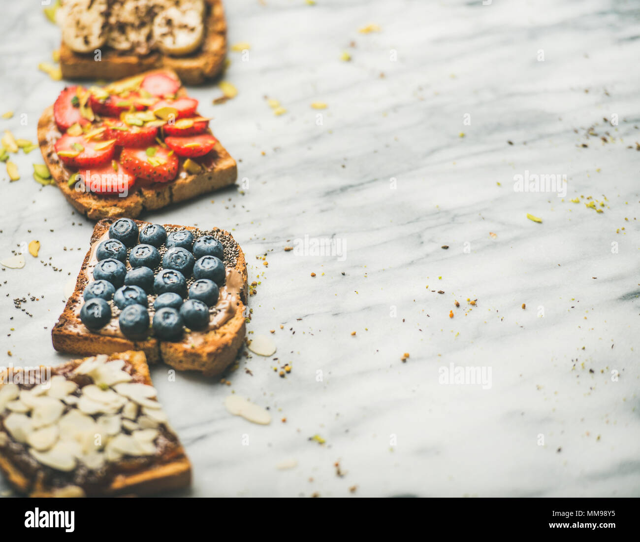 Vegan Vollkorn Toast mit Früchten, Samen, Nüsse, selektiven Fokus Stockfoto