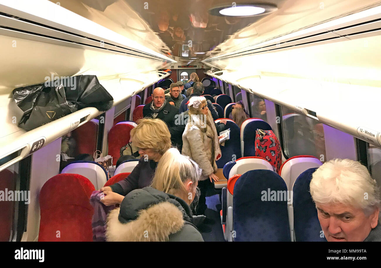 In einem überfüllten Jungfrau Zug Stockfoto