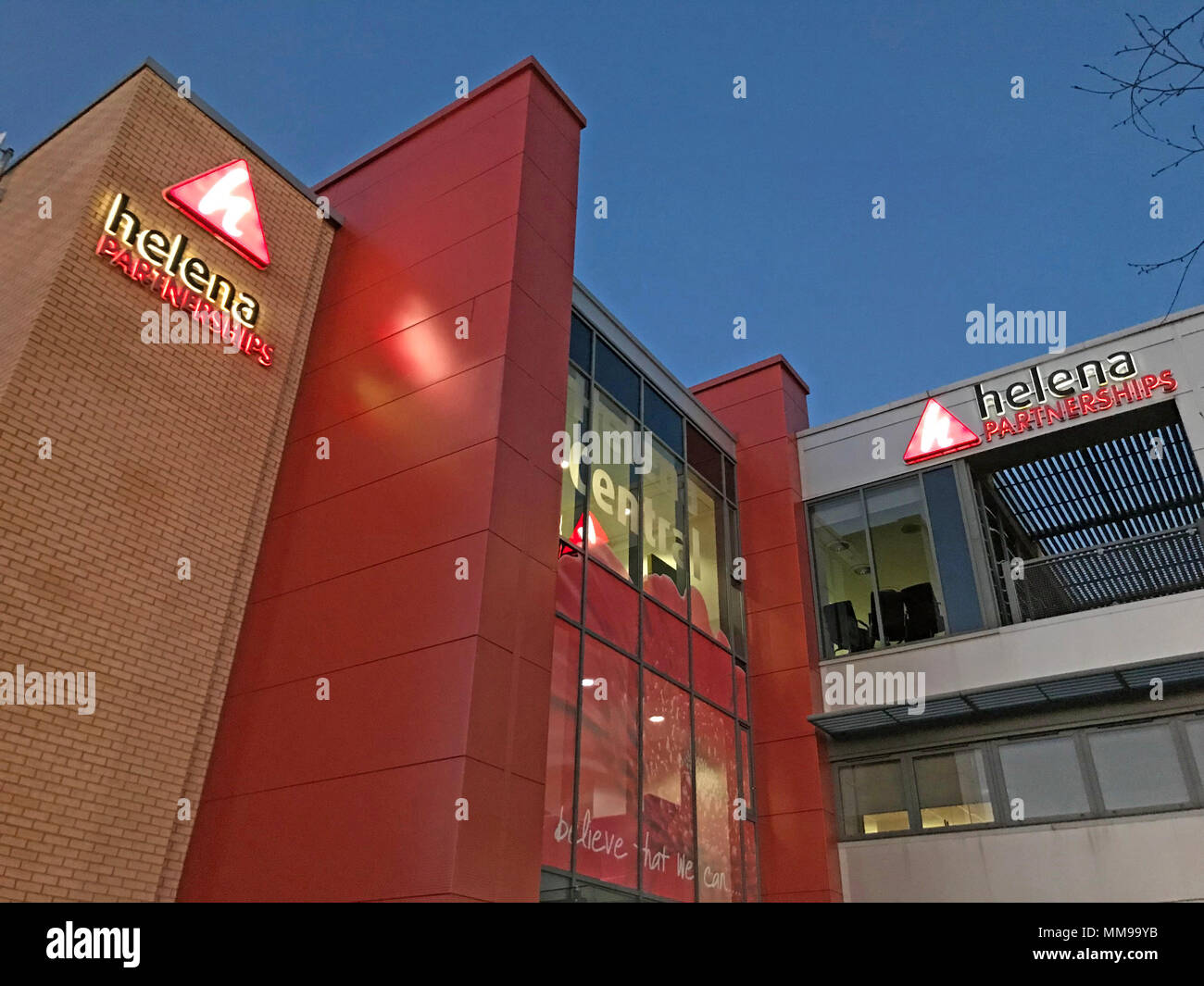Helena zentrale Bürogebäude in der Dämmerung, Torus Gehäuse Gruppe, St. Helens, Merseyside, England, Großbritannien Stockfoto