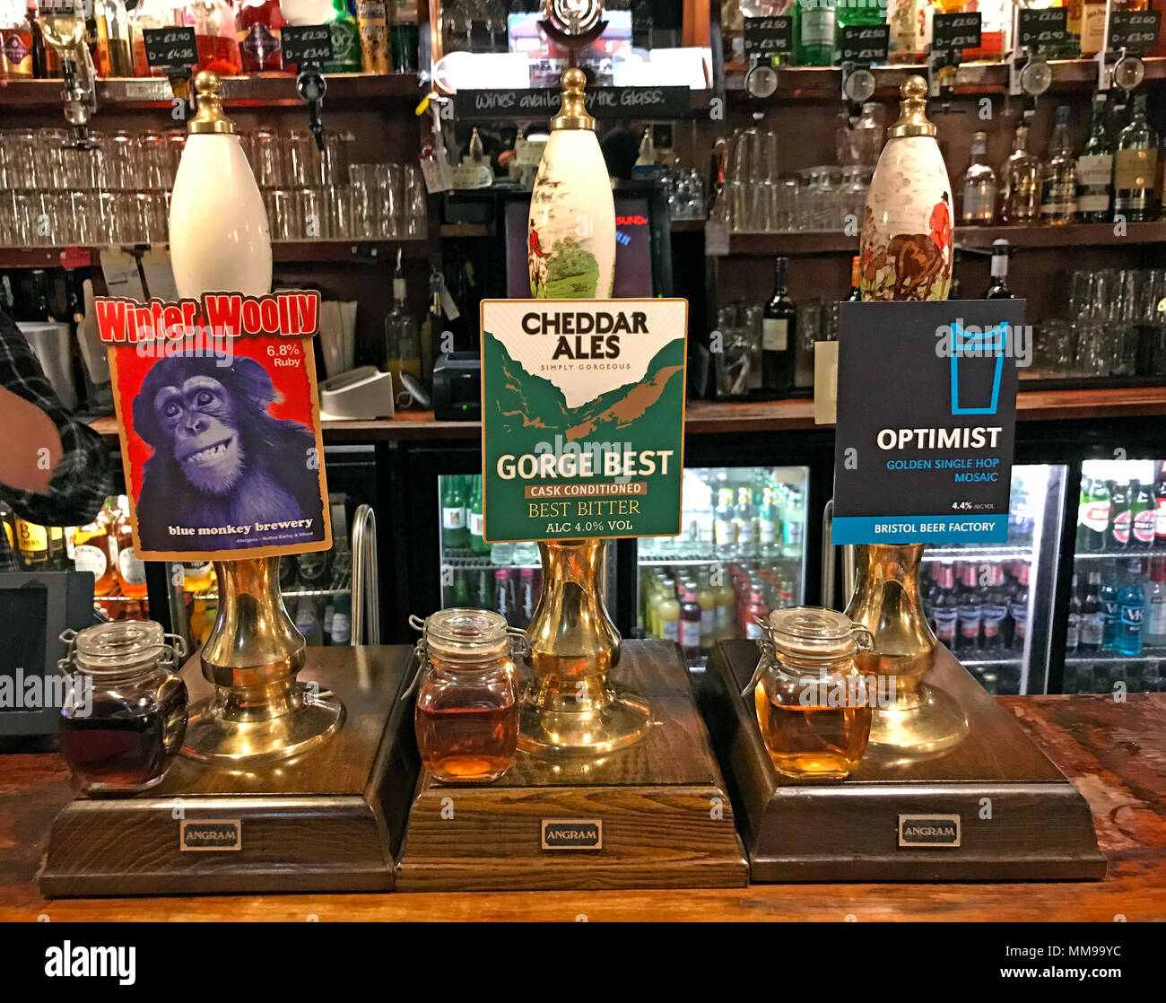 Winter wollig, Schlucht am Besten, Optimist Bier Pumpen auf eine Bar, in einem traditionellen englischen Pub, England, Großbritannien Stockfoto