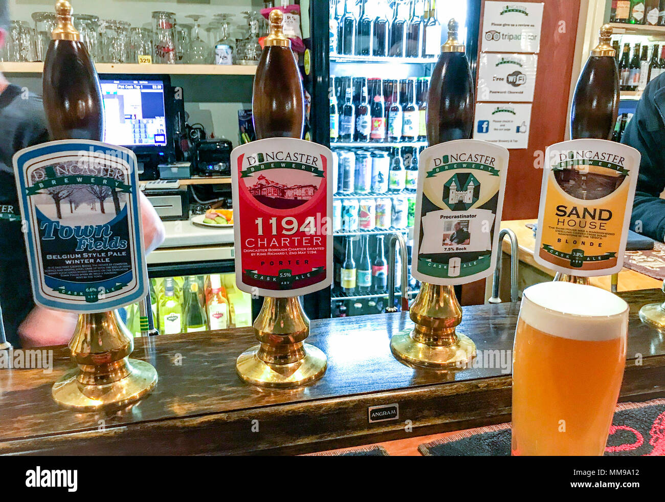 Doncaster Brauerei Bier Pumpen auf eine Bar, in einem traditionellen englischen Pub, South Yorkshire, England, Großbritannien Stockfoto
