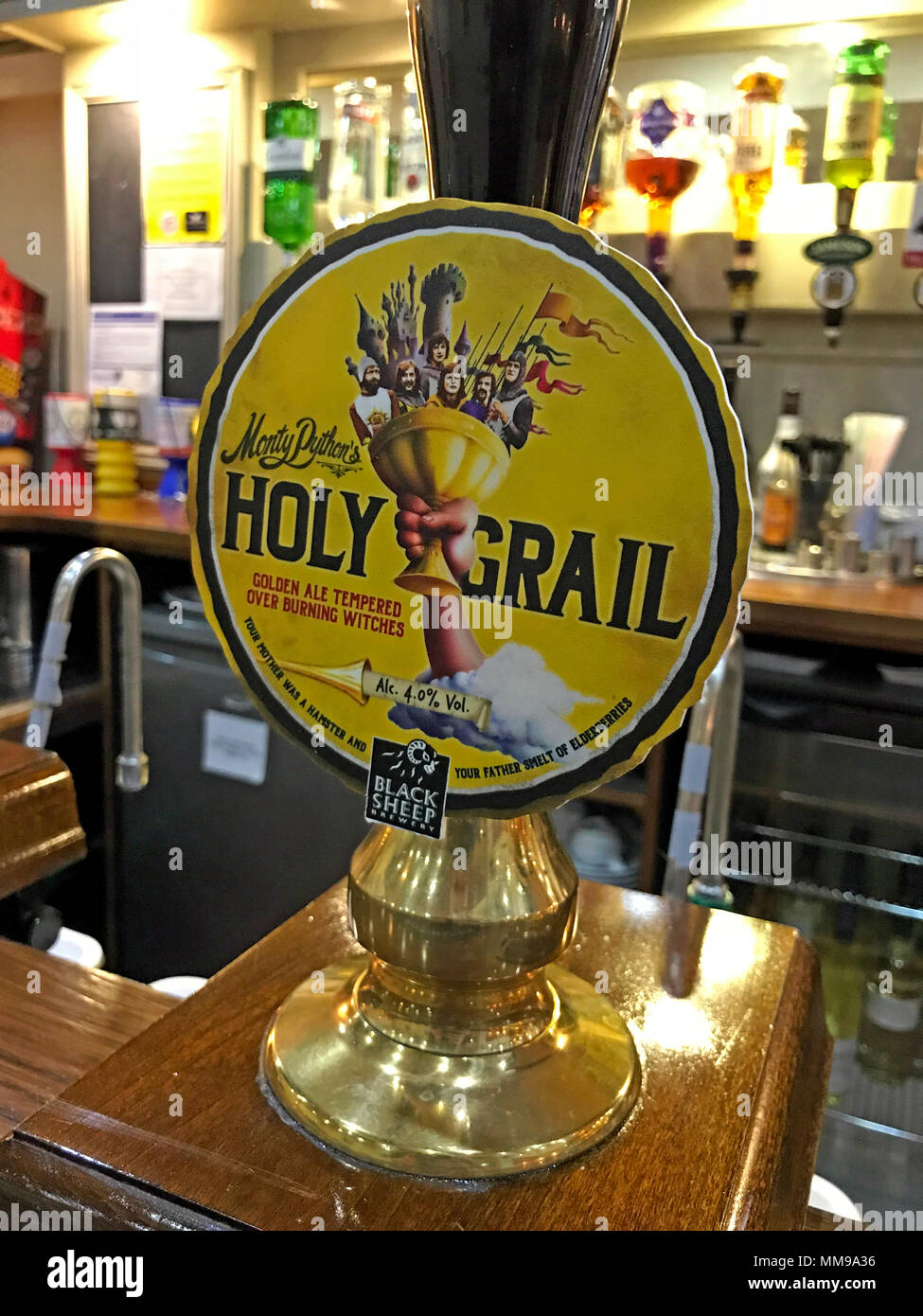 Schwarzes Schaf (Monty Pythons) Heiliger Gral Bitter Beer CAMRA, Pumpen auf einer Bar, England, Großbritannien Stockfoto