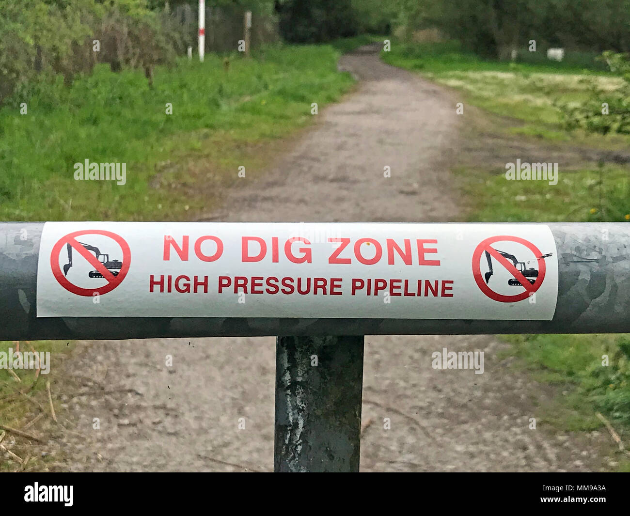 No Dig Zone, Hochdruckleitung, 12 Eastford Rd, Walton, Warrington, Cheshire, England, Großbritannien, WA4 6EY Stockfoto