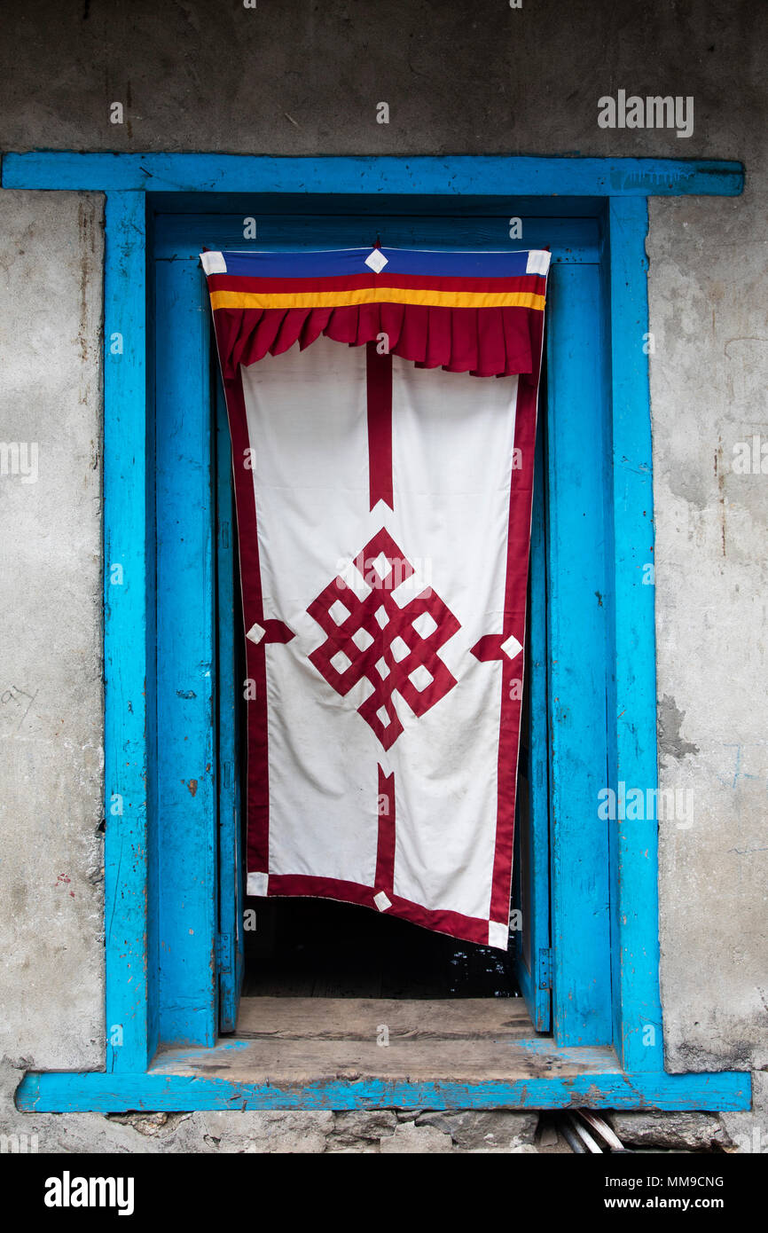 Eine Tür in den Bergen von Nepal. Im Buddhismus die Verflechtung von Linien in die ewige Knoten wird gesagt, um zu symbolisieren, wie alles angeschlossen ist. Es c Stockfoto