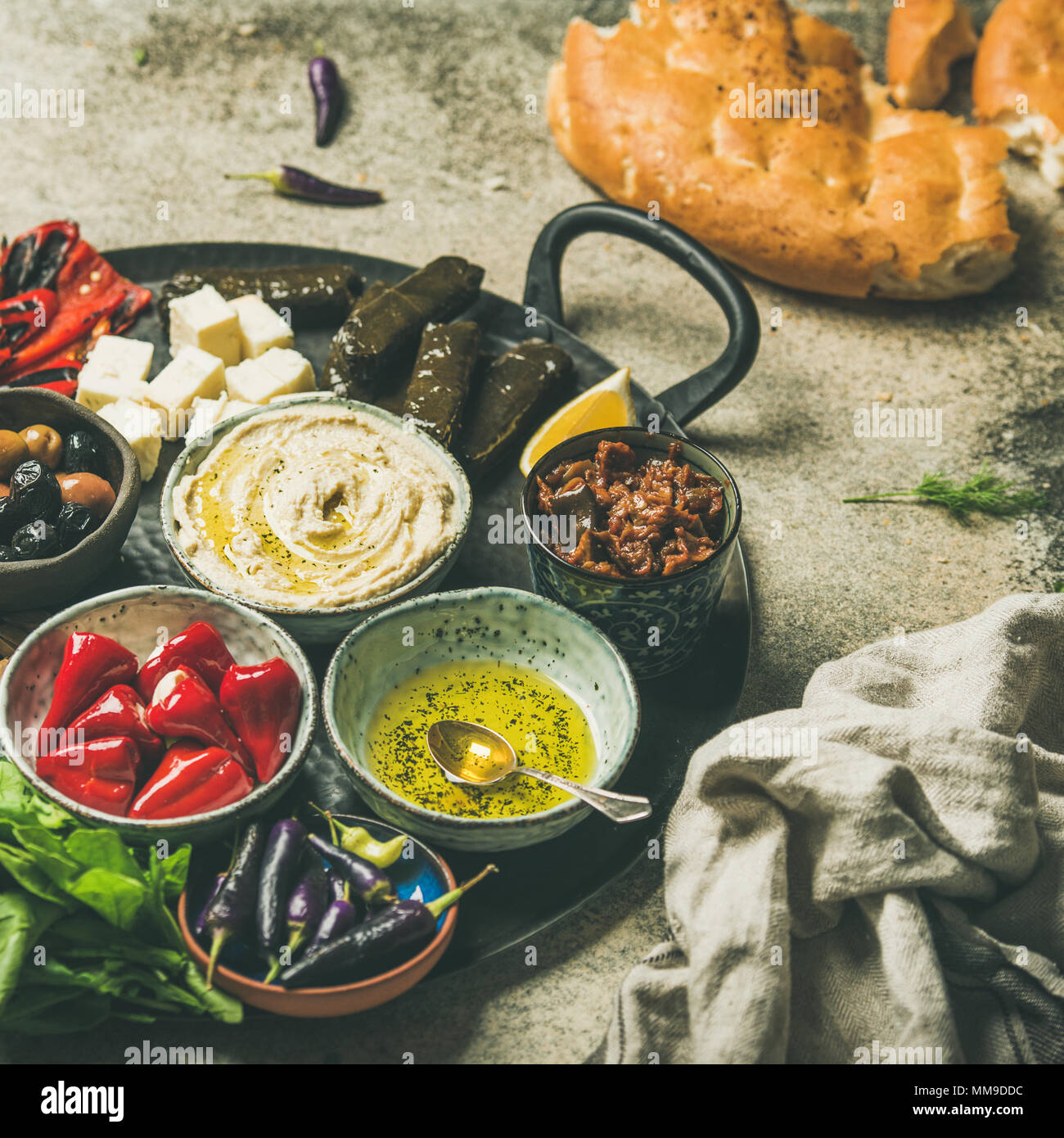 Mittelmeer Meze starter Fingerfood Platter, Quadrat Erntegut Stockfoto