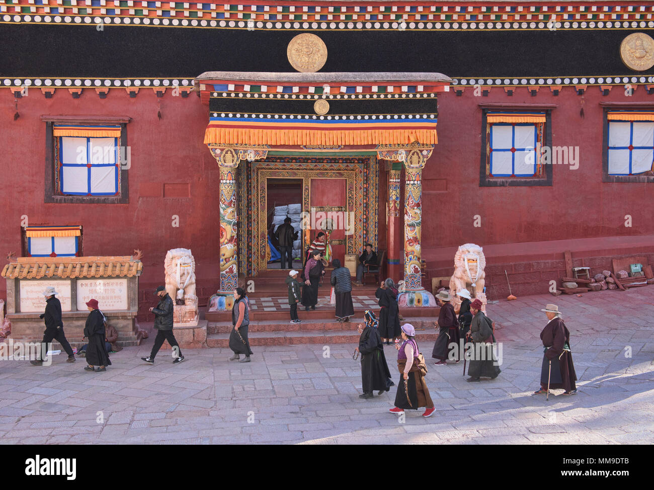 Tibetischen Pilger wandern Kora Kreise um den heiligen Bakong Schrift Druckmaschine Kloster in Dege, Sichuan, China Stockfoto