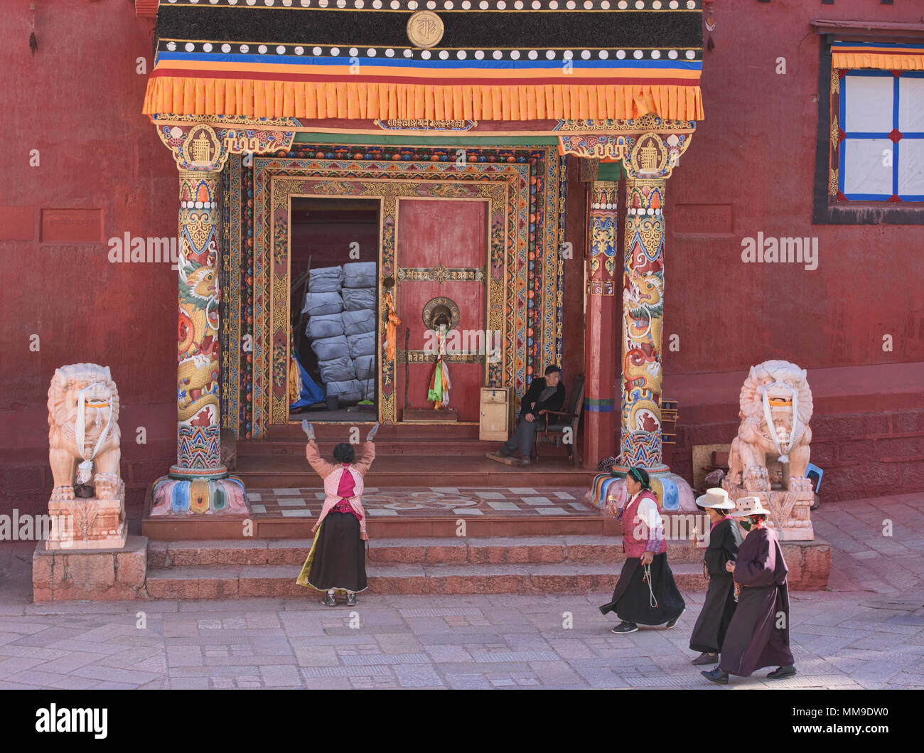 Tibetischen Pilger wandern Kora Kreise um den heiligen Bakong Schrift Druckmaschine Kloster in Dege, Sichuan, China Stockfoto