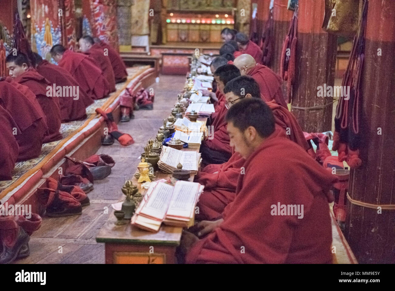 Tibetische Monche Im Kloster Gonchen In Dege Sichuan China Stockfotografie Alamy