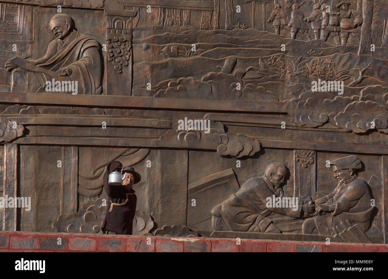 Tibetischen Pilger außerhalb des Heiligen Bakong Schrift Druckmaschine Kloster in Dege, Sichuan, China Stockfoto