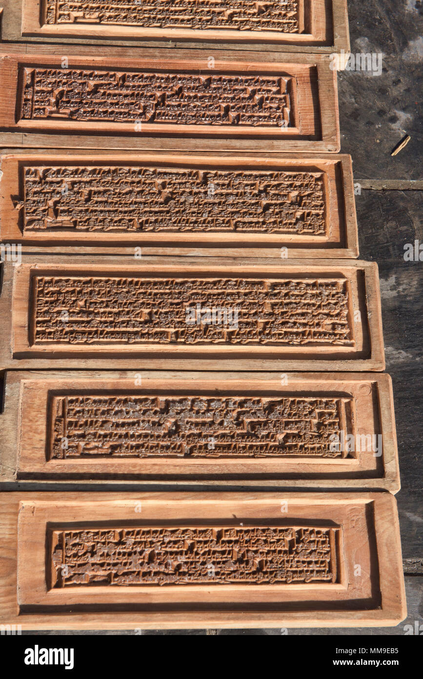 Das Trocknen von tibetischen Holzschnitten am Heiligen Bakong Schrift Druckmaschine Kloster in Dege, Sichuan, China Stockfoto