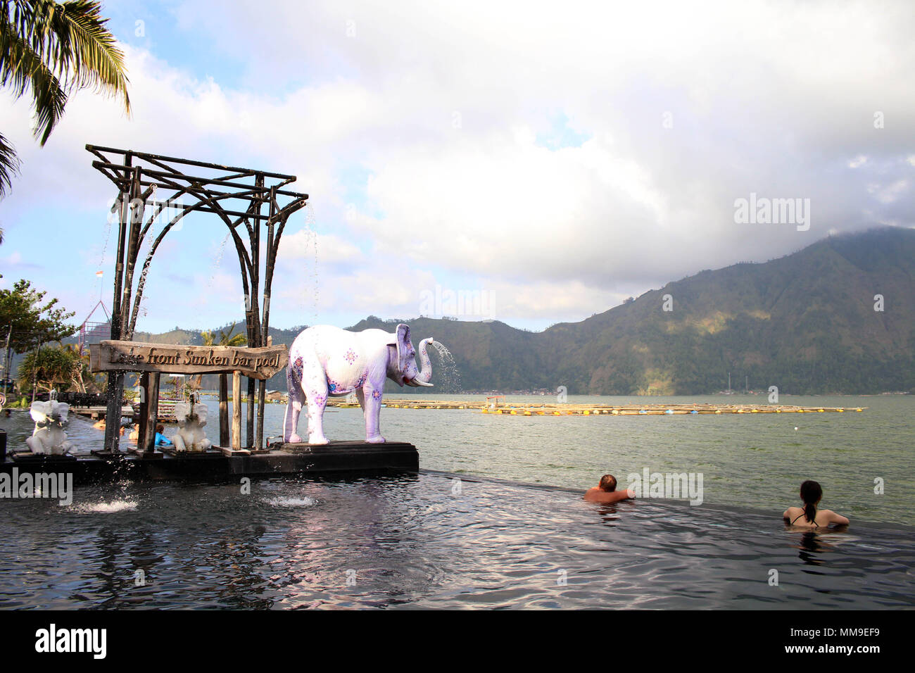 Ein hotspring auf Bali (Toya Devasya), am See, mit Blick auf einen Berg. Was für eine Aussicht! Im Mai 2018 übernommen. Stockfoto