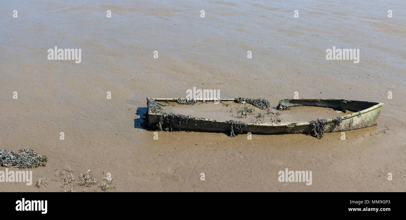 Iken versunkenen Boot in Sümpfen und Fluss Alde, Suffolk, England Stockfoto