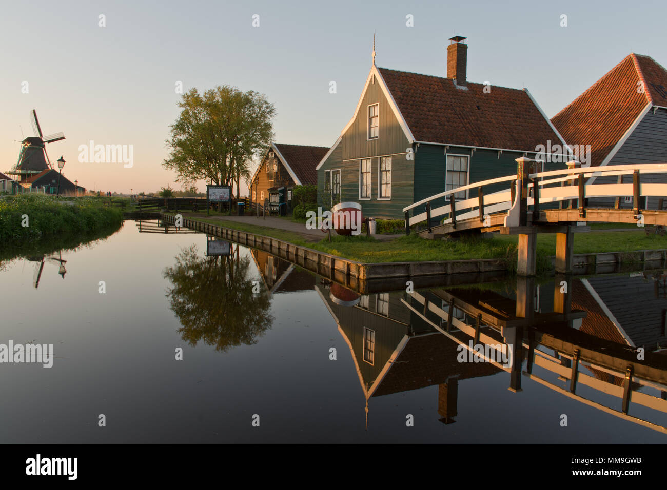 Traditionelle niederländische Haus in Zaanse Schans bei Dämmerung, Die Niederlande Stockfoto