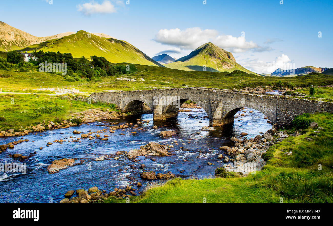 Alte vintage backstein Brücke über Fluss in Sligachan - Isle of Skye Stockfoto