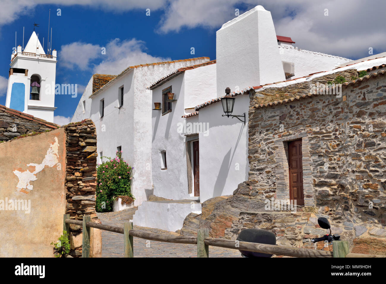 Weiß getünchten Häusern mit Schiefer im mittelalterlichen Dorf Monsaraz Stockfoto