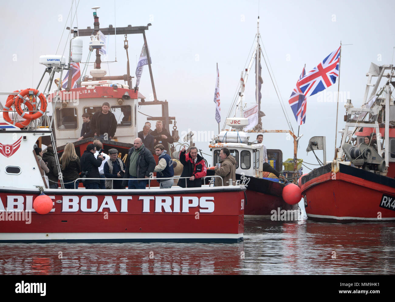 Ehemaliges UKIP leader Nigel Farage verbindet wütende Fischer während ihren Protest in Whitstable Hafen in Whitstable, Kent, über das, was Sie als "Verrat" der britischen Fischwirtschaft in Brexit Verhandlungen an. Mit: Atmosphäre, wo: Whitstable, Kent, Großbritannien Wann: 08 Apr 2018 Credit: Steve Finn/WENN.com Stockfoto