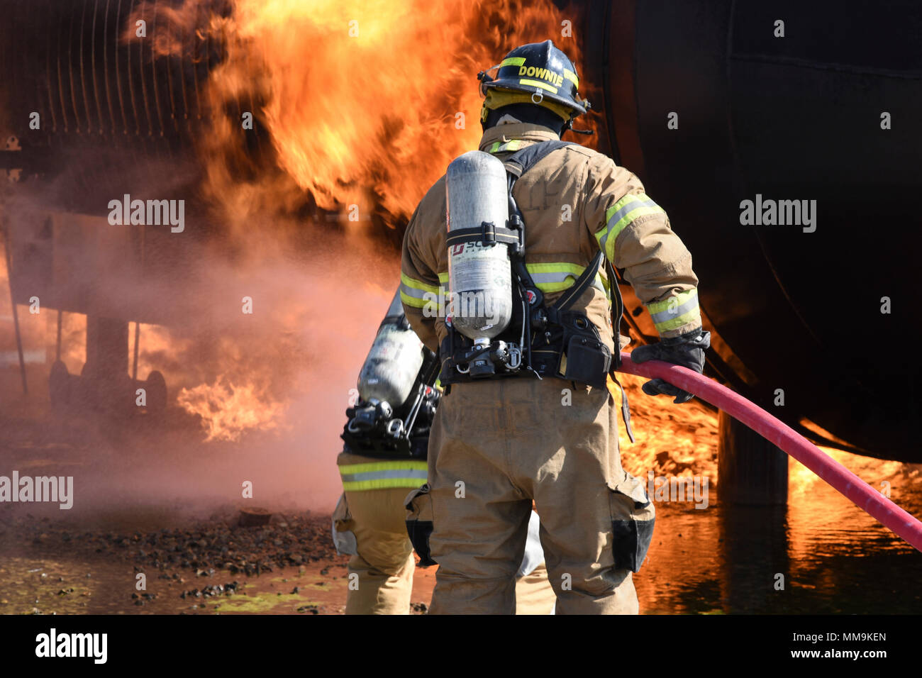 Mitglieder der Tulsa Feuerwehr Durchführung von Schulungen mit einem full-size Flugzeugbrand Trainingsgerät Sept. 13, 2017, Tinker Air Force Base, Oklahoma. Die Tulsa Feuerwehrmänner waren Gäste der 72nd Bauingenieur Squadron, Feuerwehr, die Rezertifizierung unterzogen wurde. (U.S. Air Force Foto/Greg L. Davis) Stockfoto