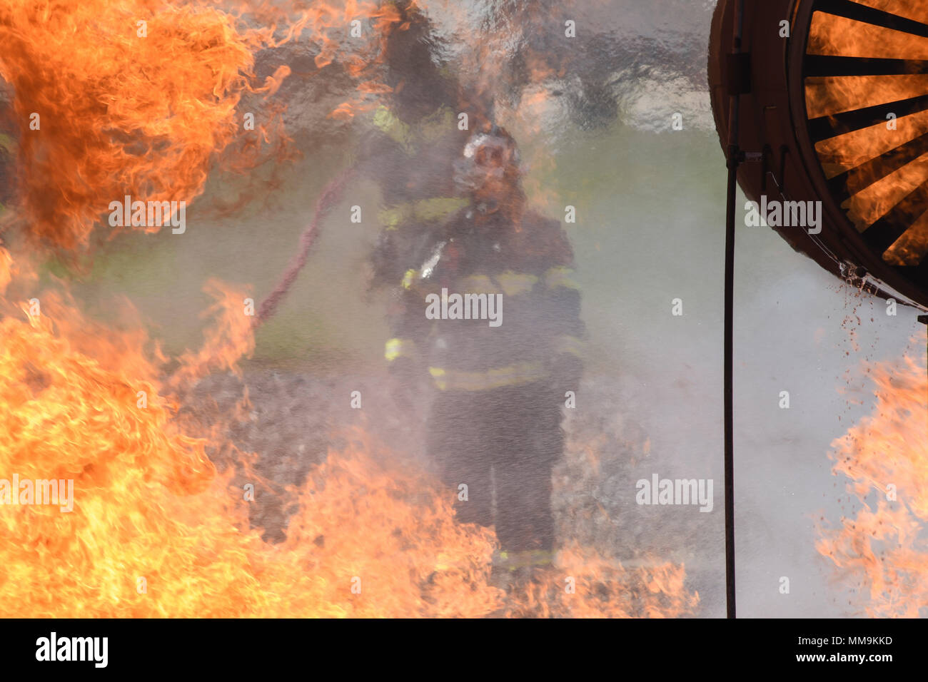 Mitglieder der 72nd Bauingenieur Squadron, Feuerwehr, Ansatz der Full-size Flugzeuge Fire Training Gerät während der jährlichen Rezertifizierung Sept. 13, 2017, Tinker Air Force Base, Oklahoma. Die Feuerwehrmänner arbeiten zusammen als koordinierte Mannschaften zum Feuer während der stark kontrollierten Schulungsveranstaltung unterdrücken und. (U.S. Air Force Foto/Greg L. Davis) Stockfoto