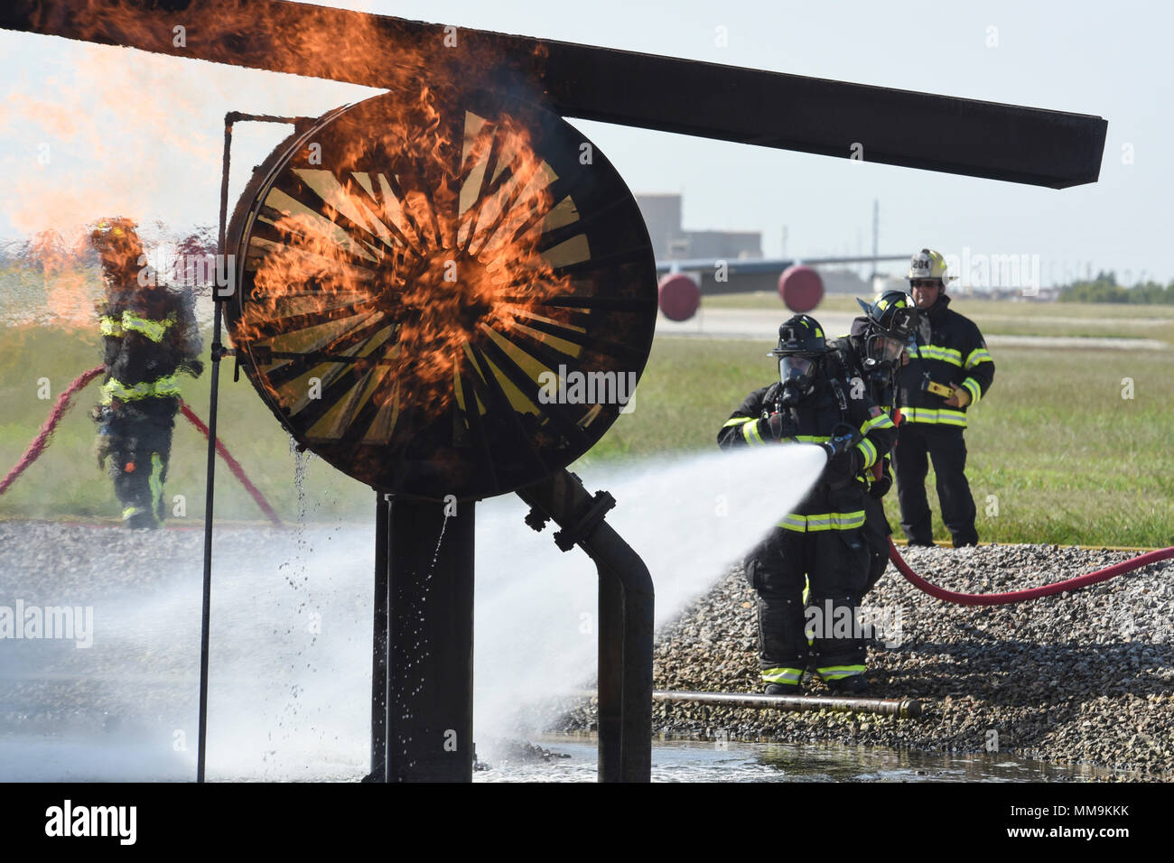 Mitglieder der 72nd Bauingenieur Squadron, Feuerwehr, Ansatz der Full-size Flugzeuge Fire Training Gerät während der jährlichen Rezertifizierung Sept. 13, 2017, Tinker Air Force Base, Oklahoma. Die Feuerwehrmänner arbeiten zusammen als koordinierte Mannschaften zum Feuer während der stark kontrollierten Schulungsveranstaltung unterdrücken und. (U.S. Air Force Foto/Greg L. Davis) Stockfoto