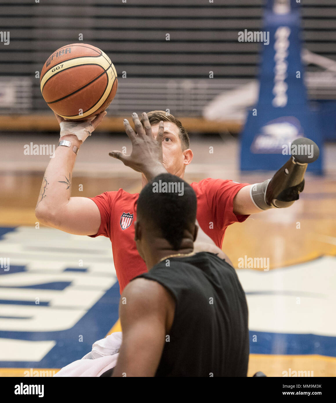 Marine Corps veteran Sgt. Mike Nicholson schießt über SOCOM veteran Sgt. RJ Anderson im Rollstuhl Basketball als das US-Team Züge für die Invictus Spiele an der Hofstra University in New York am 20. September 2017. Die Invictus Games, von Prinz Harry im Jahr 2014 gegründet, vereint die Verwundeten und verletzten Veteranen aus 17 Nationen für 12 adaptive Sportveranstaltungen, einschließlich Leichtathletik, Rollstuhl basketball Rollstuhl Rugby, Schwimmen, Volleyball, und Neu in der 2017 Spiele, Golf. (DoD Foto von Roger L. Wollenberg) Stockfoto