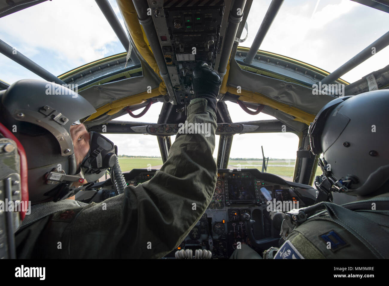 Ein Pilot aus dem Zweiten Bombe Wing Barksdale Air Force Base, La., bereitet die Motoren auf einer B-52 Stratofortress bei Royal Air Force Fairford, Vereinigtes Königreich, Sept. 19, 2017 Vor einer Mission zur Unterstützung der Bomber Qualitätssicherung und Abschreckung Operationen zu starten. Us Strategic Command bomber Kräfte führen regelmäßig kombinierte Theater Sicherheit die Zusammenarbeit mit Verbündeten und Partnern, die die US-Fähigkeit, Kommando-, Kontroll- und Bomber Missionen auf der ganzen Welt durchführen. Bomber Missionen die Glaubwürdigkeit und die Flexibilität der Streitkräfte zur Bewältigung der heutigen komplexen zeigen, d Stockfoto