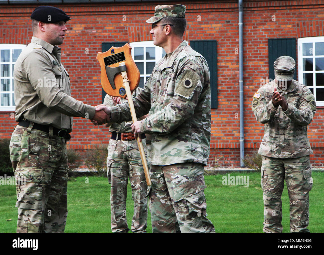 Oberstleutnant Raymond Stemitz, Bataillonskommandeur der 1 Michigan Army National Guard Battalion, 125Th Infanterie Regiment gegründet aus Saginaw, Michigan, schüttelt Hände mit dänischen Home Guard Cpt. Morten Haubro September 20, 2017, als Haubro erhält eine zeremonielle Ax in Anerkennung für seinen Service, die Professionalität und die Freundschaft im gesamten Übung Viking Star 2017 in Nymindegab Training Center in Dänemark. Übung Viking Star 2017 ist ein Übersee Bereitstellung für Ausbildung (ODT) unter Einbeziehung der 1-125 th Infanterie Regiment der Michigan Army National Guard. Soldaten aus Bravo Company in Saginaw, Stockfoto