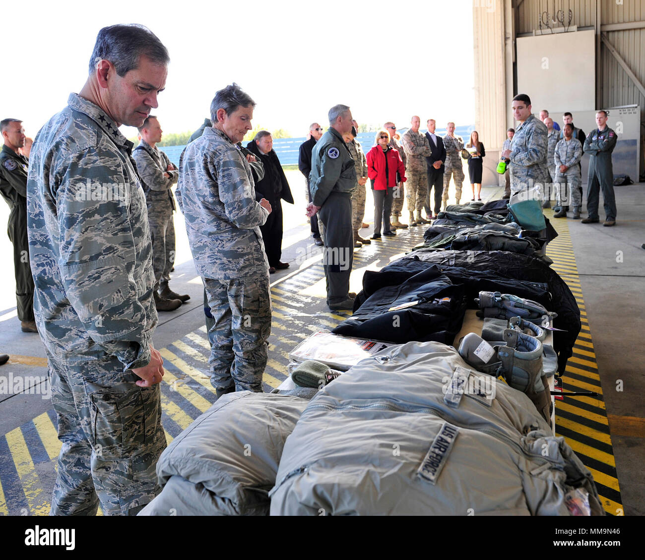 Generalleutnant Kenneth Wilsbach, Alaskan Befehl Commander und Gen. Ellen Pawlikowski, Air Force Materiel Command Commander, Blick auf eine kalte Wetter Ganganzeige während einer arktischen Expedition Sicherheit Sept. 8, 2017, in Eielson Air Force Base, Alaska. Air Force Senior Leaders aus der Zentrale Air Force und die wichtigsten Befehle besucht Eielson AFB und anderen Orten in Alaska zu lernen und die Herausforderungen Einheiten Gesicht in der arktischen Region diskutieren und die Auswirkungen des Klimawandels auf ihre Mission. (U.S. Air Force Foto: Staff Sgt. Jerilyn Quintanilla) Stockfoto