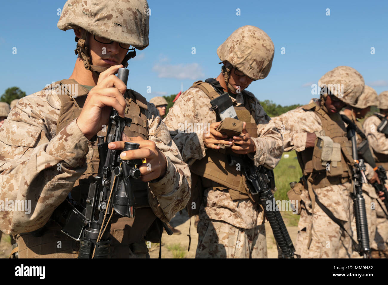 Us Marine Corps Rekruten mit Golf Company, 2.BATAILLON, rekrutieren Training Regiment, führen Sie einen Waffen prüfen, während Tabelle 2 Praxis in der Stadt Hue auf Marine Corps Depot rekrutieren, Parris Island, S.C., Sept. 14, 2017. Tabelle zwei Qualifikation mit M16-Gewehr lehrt Rekruten das Waffensystem zu verstehen, um mit dem Konzept 'zu halten jeder Marine ein Rifleman". (U.S. Marine Corps Foto von Lance Cpl. Sarah Stegall/Freigegeben) Stockfoto